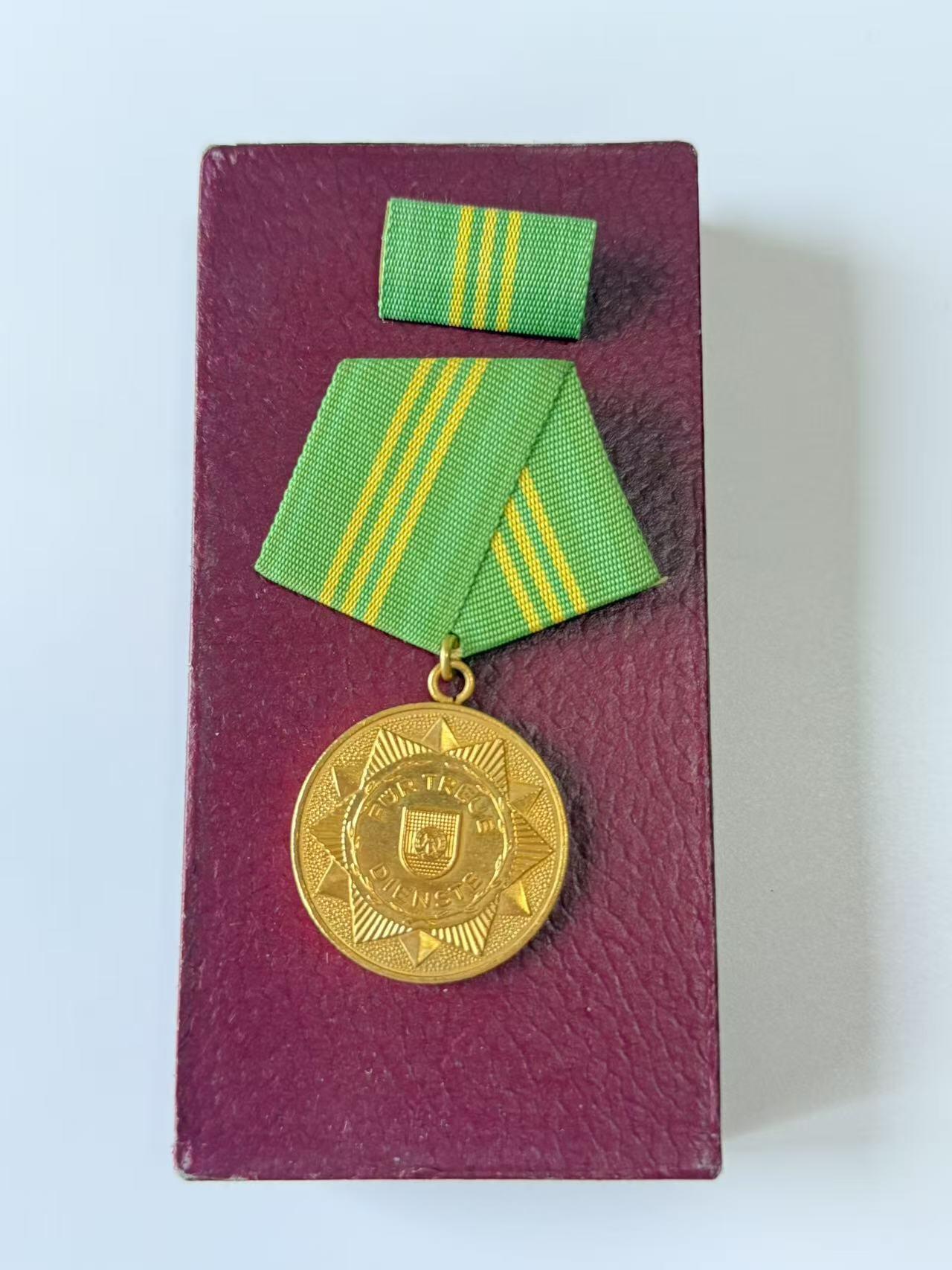 RimeNova韵星2025军品类夏季拍卖会-- RimeNova 2025 Summer Militaria Sale 民主德国内务部武装力量金级忠诚服务奖章带盒略