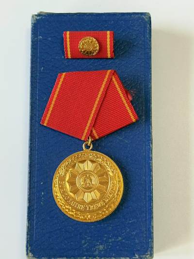 RimeNova韵星2025军品类夏季拍卖会-- RimeNova 2025 Summer Militaria Sale - 民主德国内务部武装力量特等忠诚服务奖章带盒略