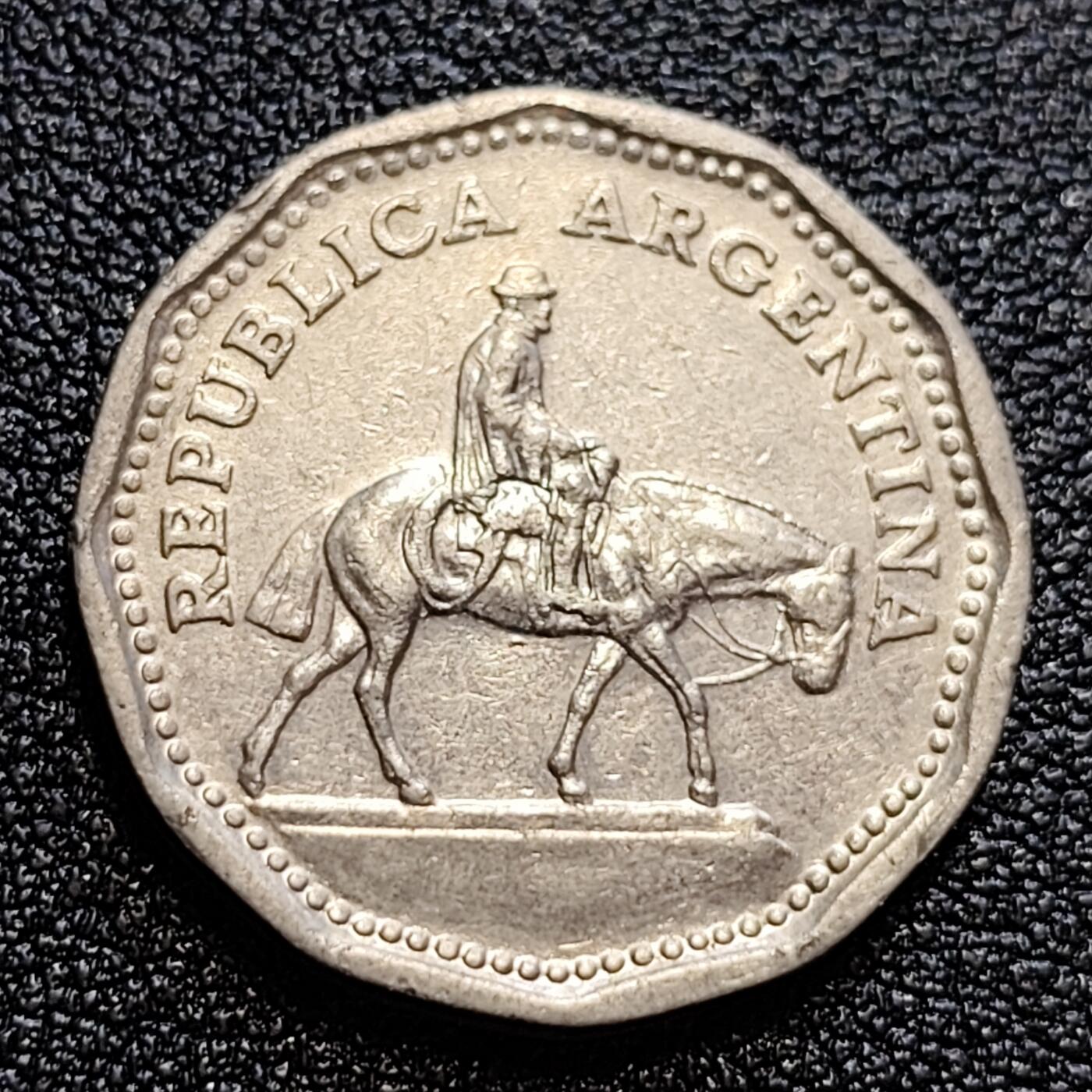 泉币菌-第59场-各国老币铜币场 少见 阿根廷10比索 1966年 骑马 23.6mm 美洲币