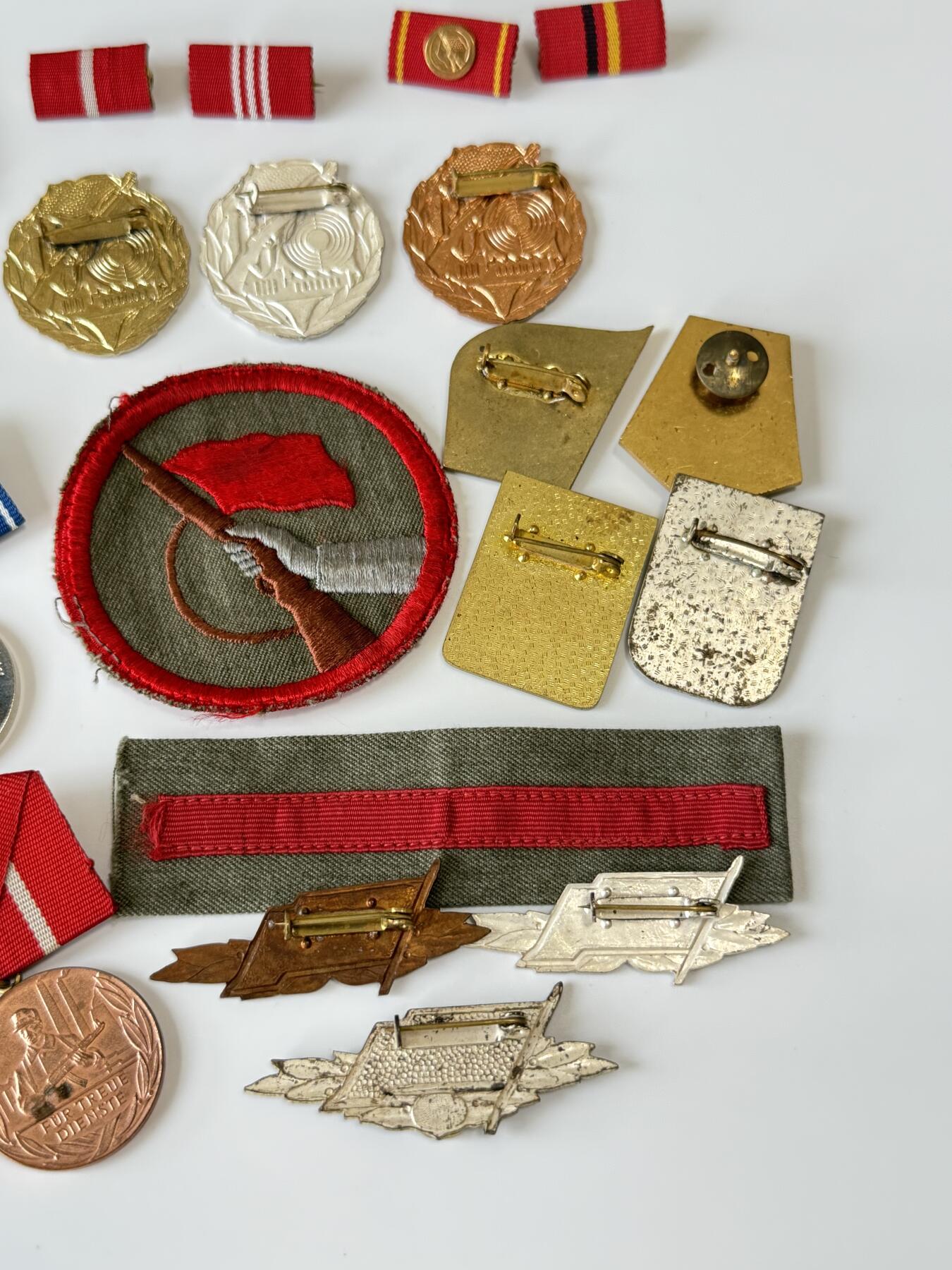 RimeNova韵星2025军品类夏季拍卖会-- RimeNova 2025 Summer Militaria Sale 民主德国工战队勋赏全套--功绩、服役联排 臂章 服役年限袖章 射击奖章一套 先锋战士一组 工战队成立纪念章一组
