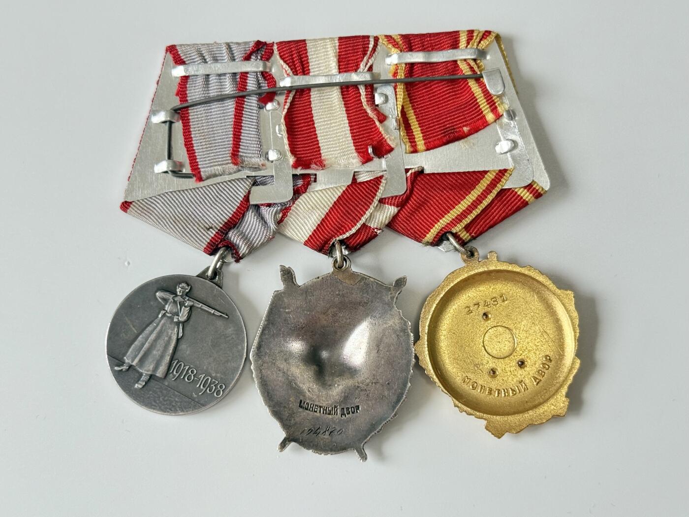 RimeNova韵星2025军品类夏季拍卖会-- RimeNova 2025 Summer Militaria Sale 列宁勋章三联排（锅盖版列宁勋章➕红旗勋章➕苏联建军20周年奖章）带证
