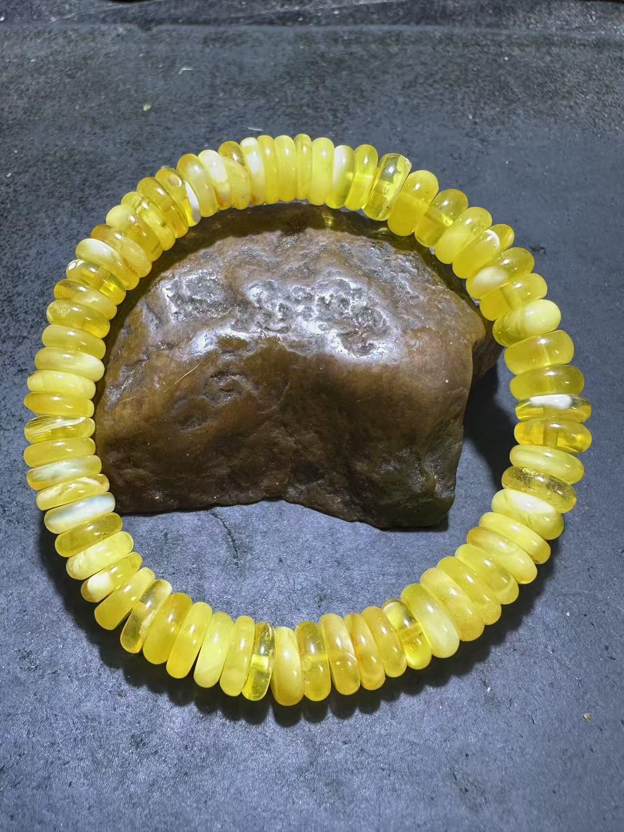 精美天然乌料蜜蜡隔片手串1条！