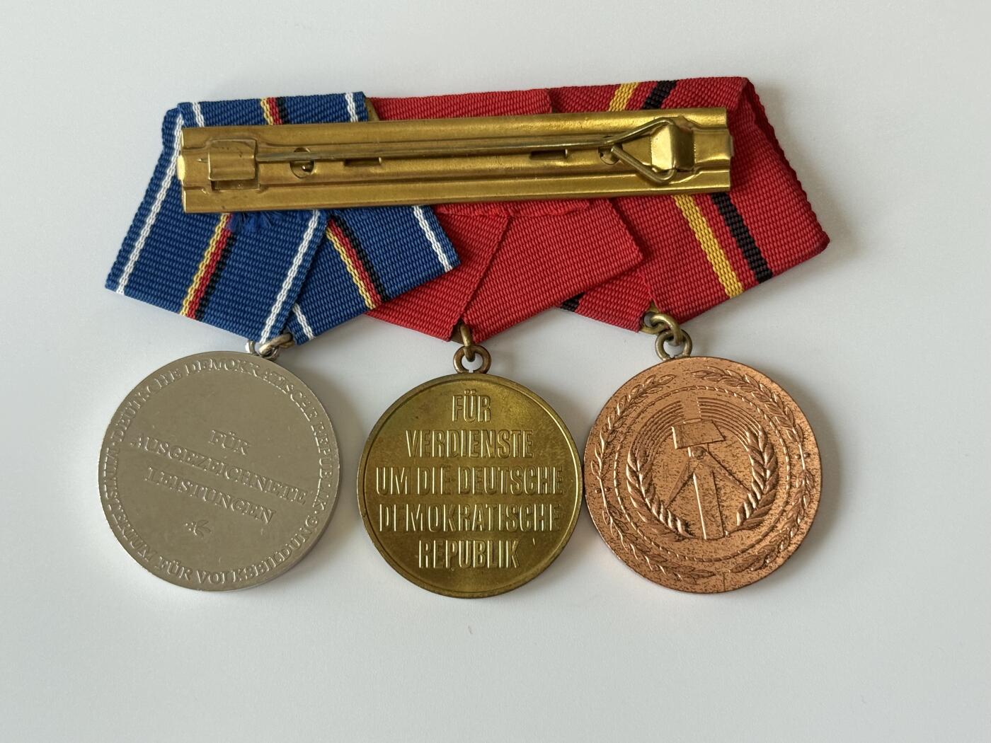 RimeNova韵星2025军品类夏季拍卖会-- RimeNova 2025 Summer Militaria Sale 民主德国工战队勋赏全套--功绩、服役联排 臂章 服役年限袖章 射击奖章一套 先锋战士一组 工战队成立纪念章一组