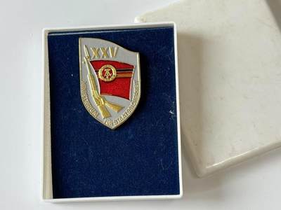 RimeNova韵星2025军品类夏季拍卖会-- RimeNova 2025 Summer Militaria Sale - 民主德国史塔西二十五周年带盒