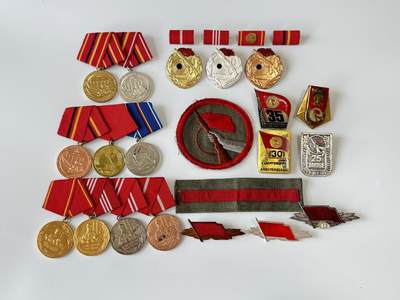 RimeNova韵星2025军品类夏季拍卖会-- RimeNova 2025 Summer Militaria Sale - 民主德国工战队勋赏全套--功绩、服役联排 臂章 服役年限袖章 射击奖章一套 先锋战士一组 工战队成立纪念章一组