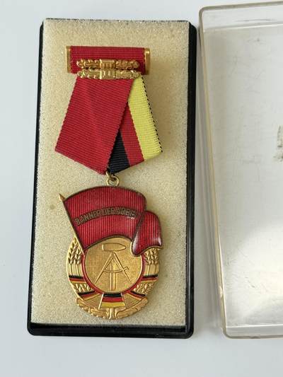 RimeNova韵星2025军品类夏季拍卖会-- RimeNova 2025 Summer Militaria Sale - 民主德国二级劳动红旗勋章带盒略