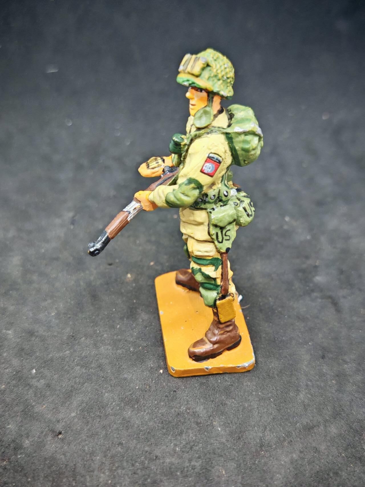 凯旋世界勋赏（第15期）（欢迎送拍）（对拍品有疑问请询问客服，不接受到手刀，出价默认拍品品相。请认真阅读拍卖规则！出价默认已认可！）（收到货请录制开箱视频，无视频概不处理问题。） 伞兵（诺曼底） 美国 - 1944年 德尔普拉多收藏系列 2000年   （说明：这是德尔普拉多收藏系列2000年推出的，表现1944年诺曼底战役中美国伞兵形象的模型相关文字 ）