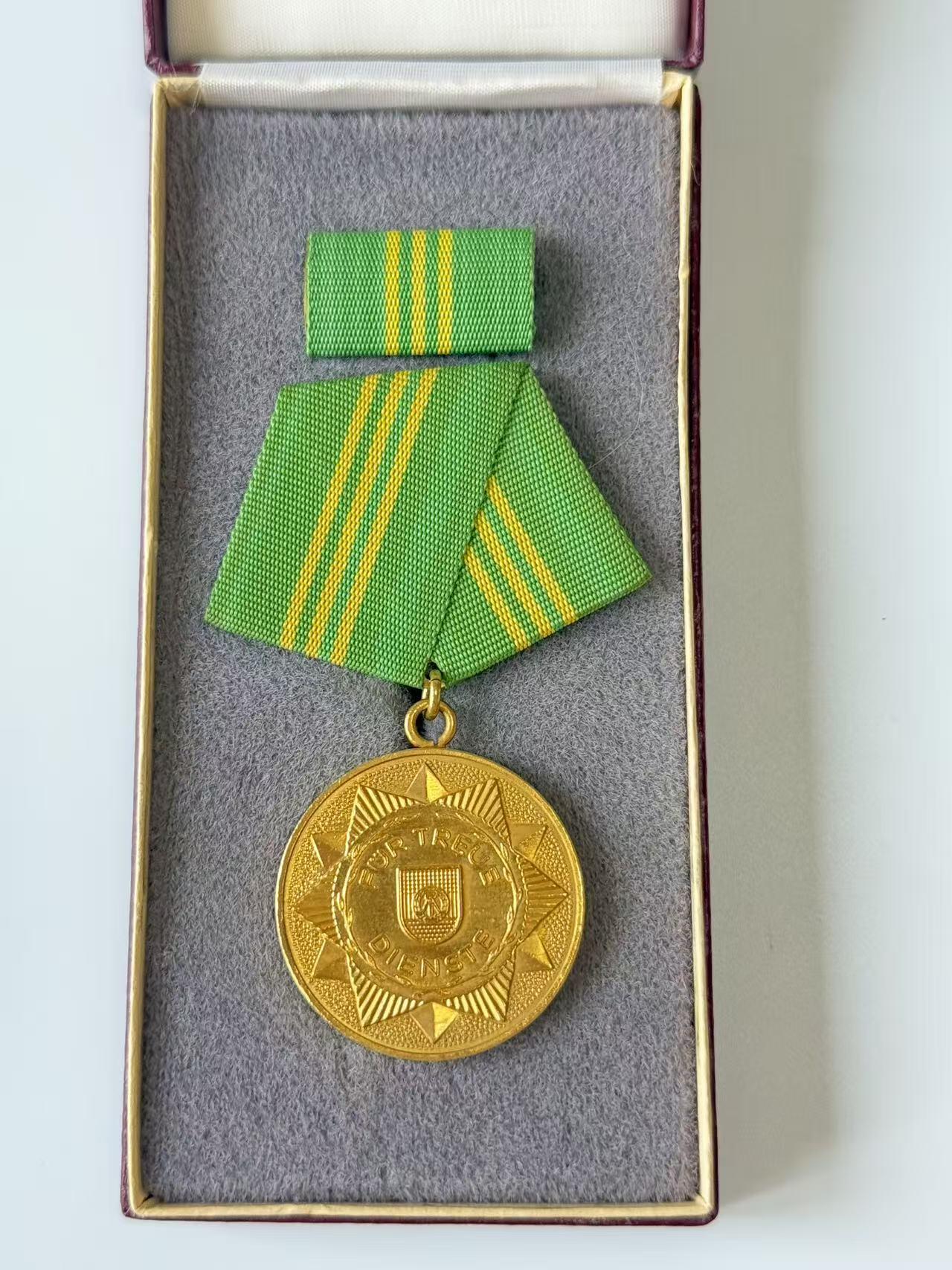 RimeNova韵星2025军品类夏季拍卖会-- RimeNova 2025 Summer Militaria Sale 民主德国内务部武装力量金级忠诚服务奖章带盒略