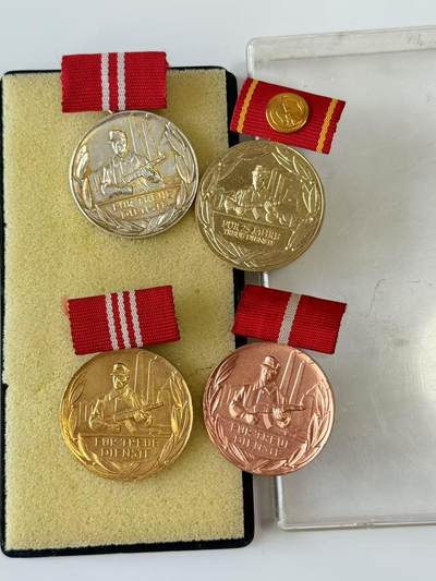 RimeNova韵星2025军品类夏季拍卖会-- RimeNova 2025 Summer Militaria Sale - 民主德国工战队忠诚服务奖章一套带盒（小挂版本）