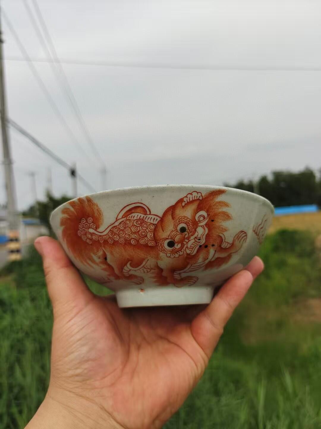 清末民国黄狮子狗碗一个，画工好，戴裕成款，完整漂亮，懂的来