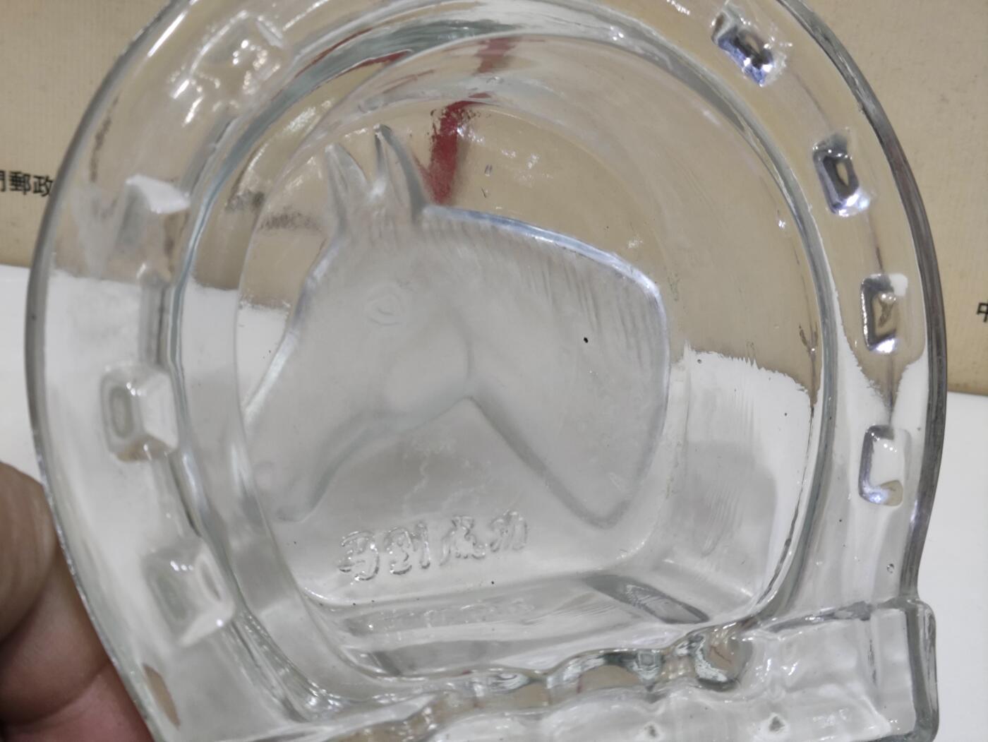 杂七杂八 马到成功浮雕立体马头图案马蹄形状 工艺水晶玻璃烟灰缸 ，直径12cm左右