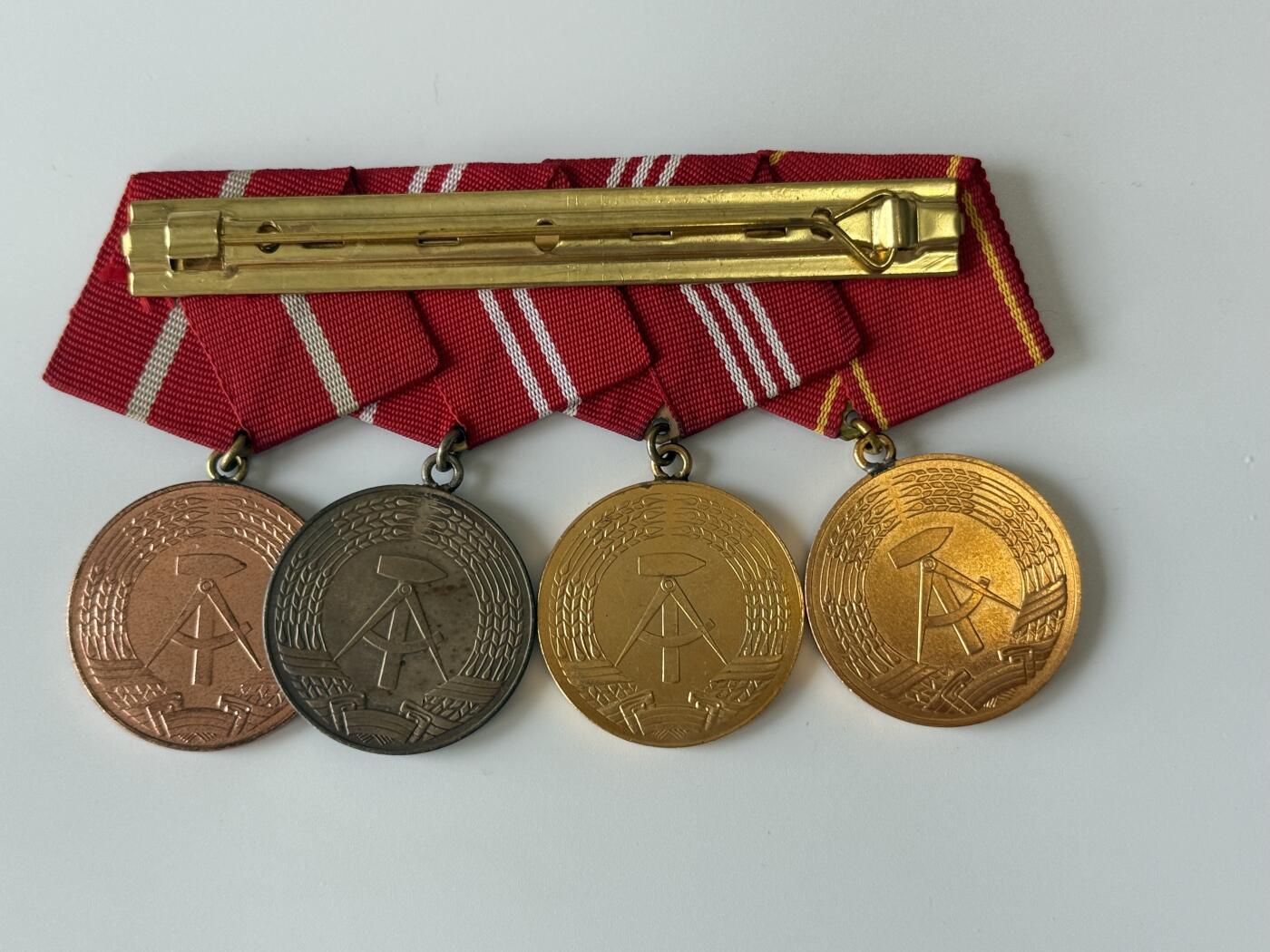 RimeNova韵星2025军品类夏季拍卖会-- RimeNova 2025 Summer Militaria Sale 民主德国工战队勋赏全套--功绩、服役联排 臂章 服役年限袖章 射击奖章一套 先锋战士一组 工战队成立纪念章一组
