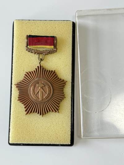 RimeNova韵星2025军品类夏季拍卖会-- RimeNova 2025 Summer Militaria Sale - 民主德国铜级祖国功勋勋章带盒一套