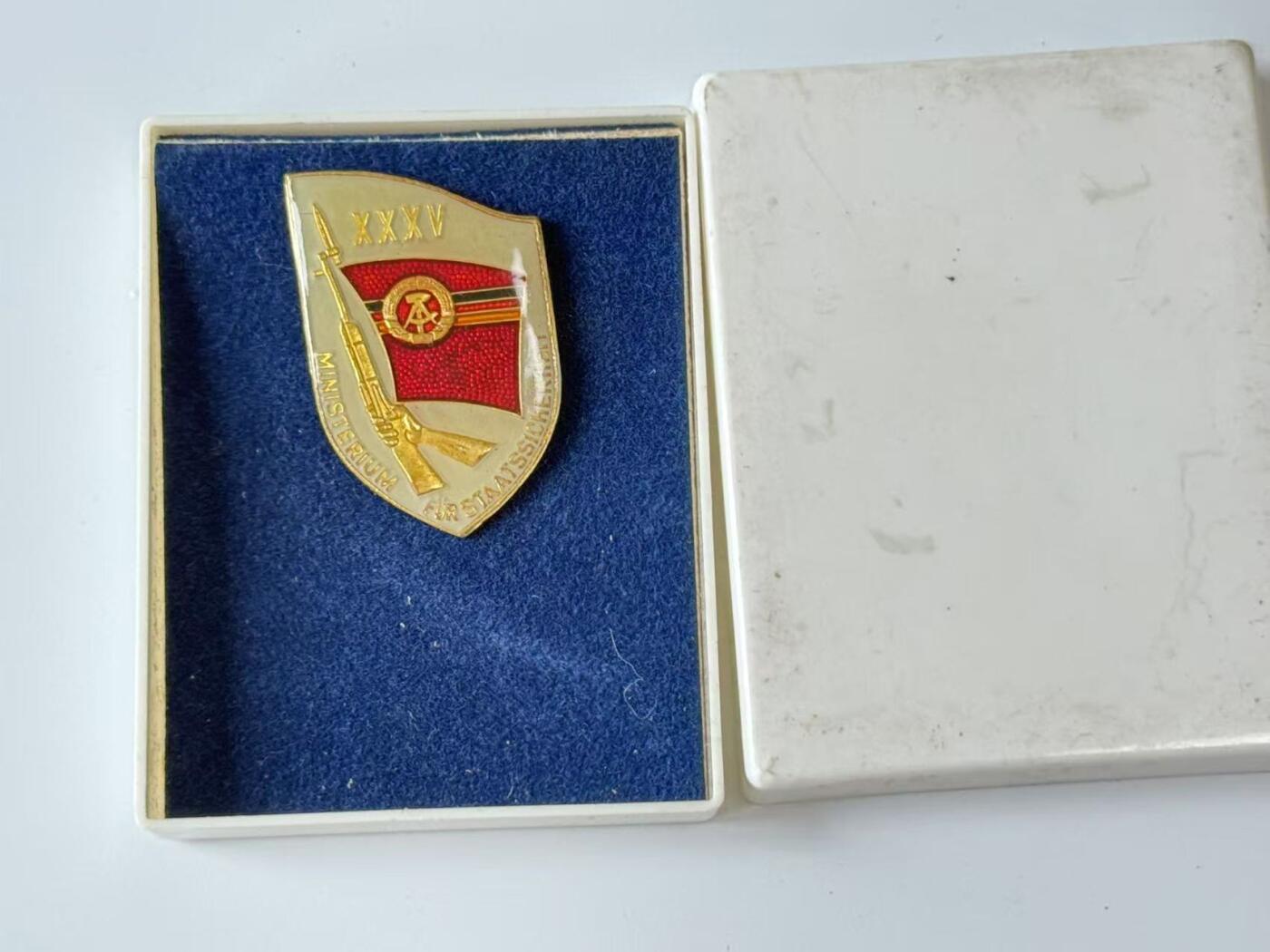 RimeNova韵星2025军品类夏季拍卖会-- RimeNova 2025 Summer Militaria Sale 民主德国史塔西三十五周年带盒