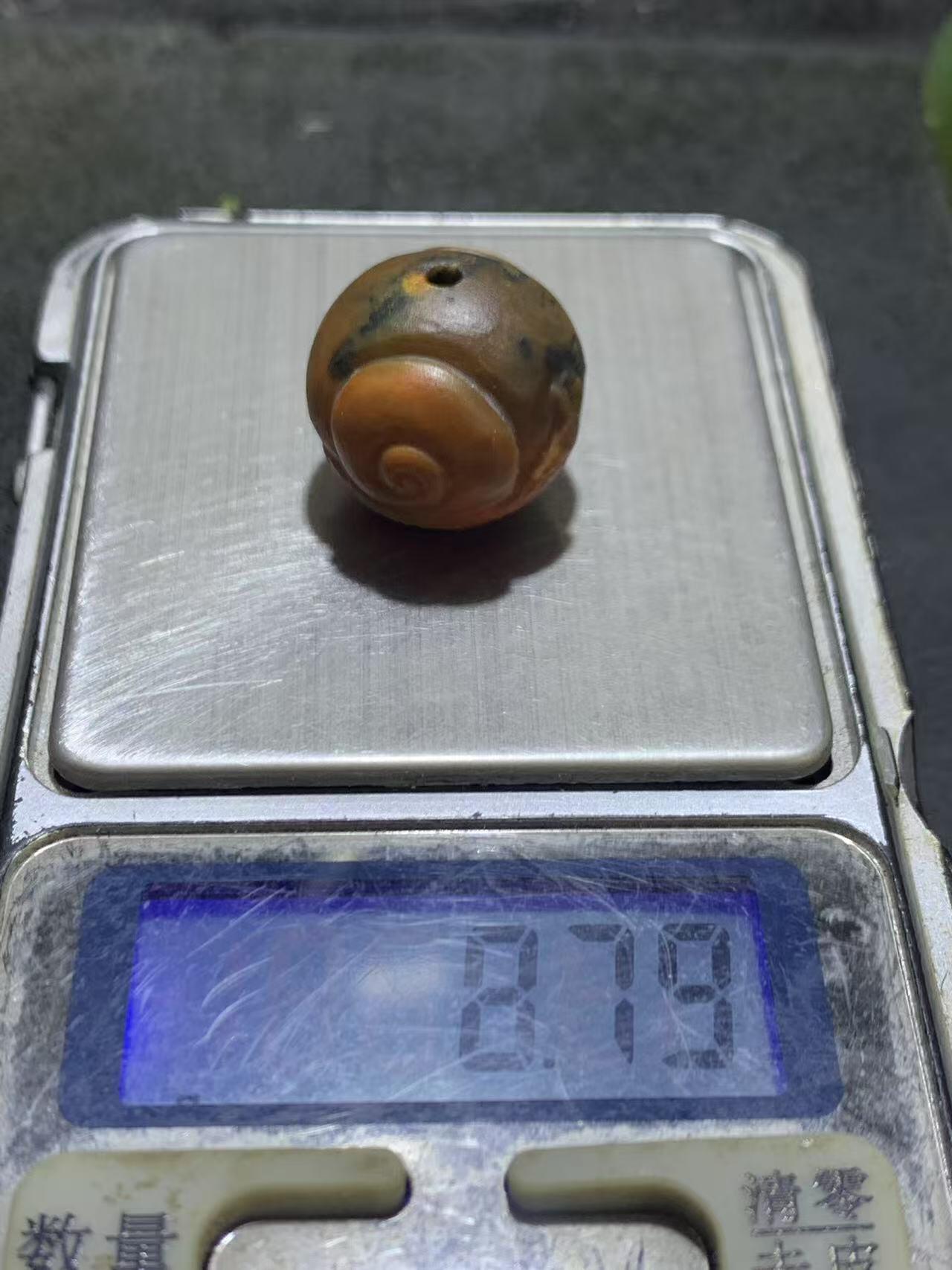 精美亚光战国红玛瑙手工俏色巧雕蜗牛钱币随形珠一个