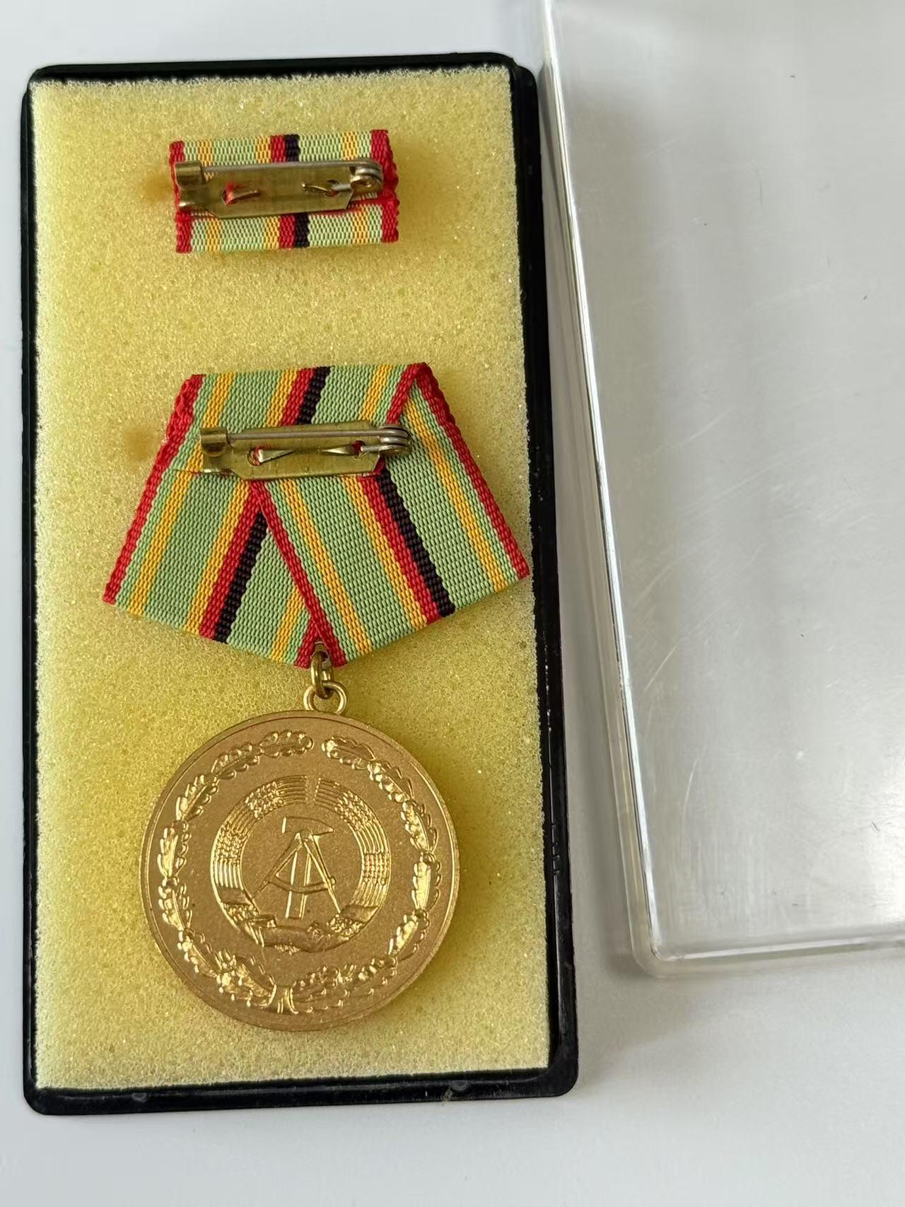RimeNova韵星2025军品类夏季拍卖会-- RimeNova 2025 Summer Militaria Sale 民主德国内务部武装力量金级功绩奖章带盒略