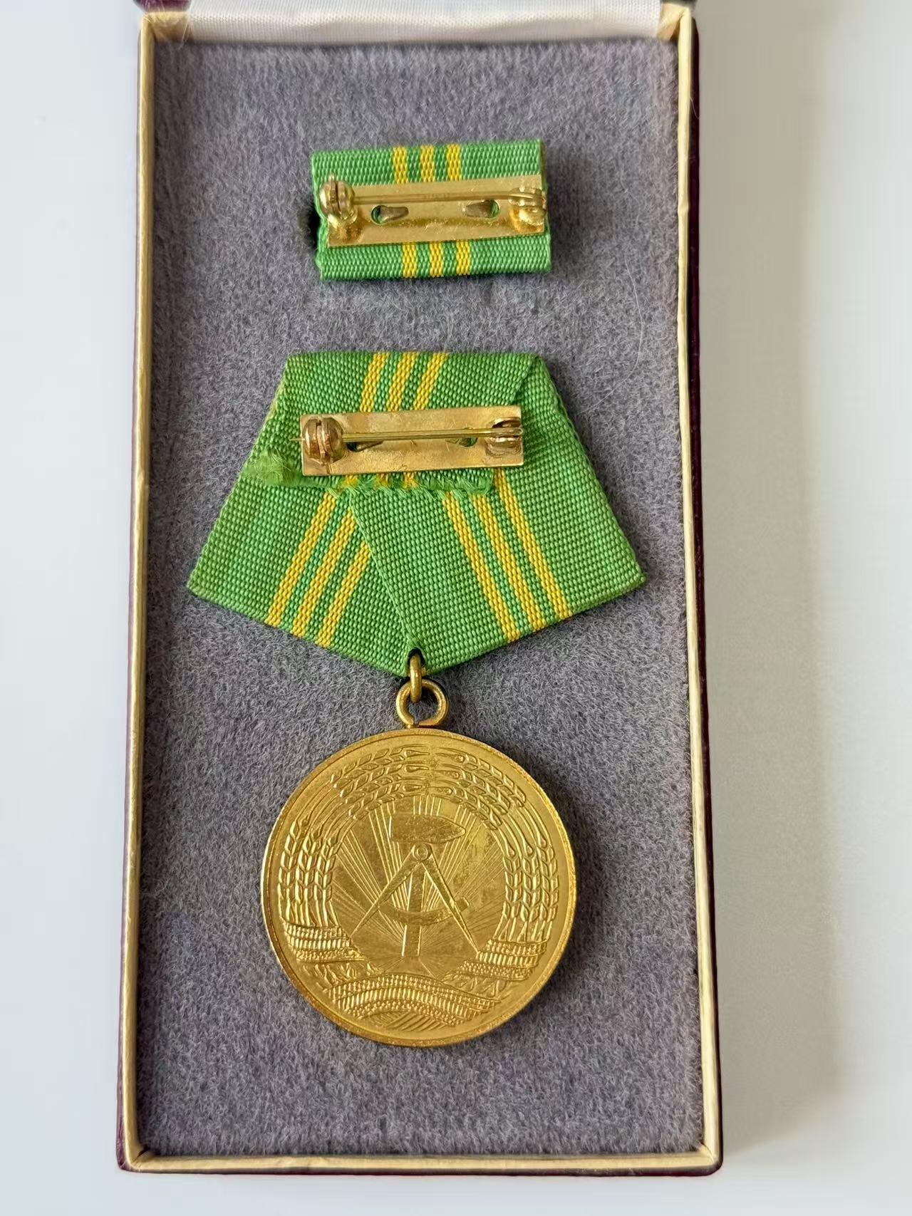 RimeNova韵星2025军品类夏季拍卖会-- RimeNova 2025 Summer Militaria Sale 民主德国内务部武装力量金级忠诚服务奖章带盒略