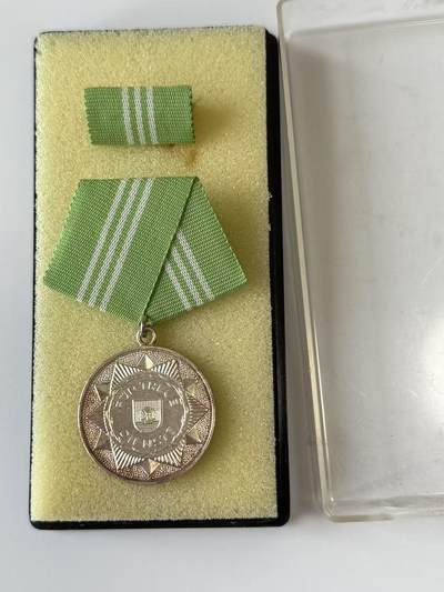 RimeNova韵星2025军品类夏季拍卖会-- RimeNova 2025 Summer Militaria Sale - 民主德国内务部武装力量银级忠诚服务奖章带盒略