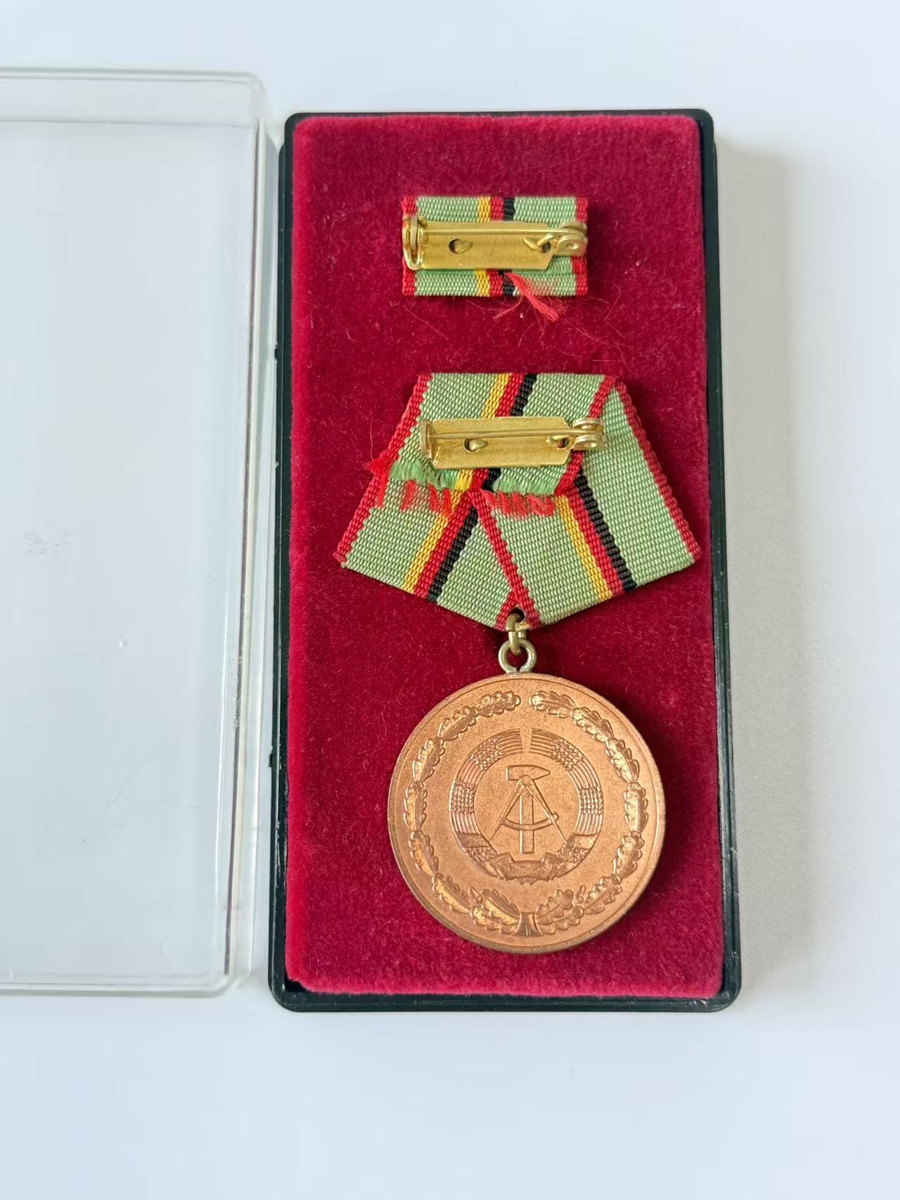 RimeNova韵星2025军品类夏季拍卖会-- RimeNova 2025 Summer Militaria Sale 民主德国内务部武装力量铜级功绩奖章带盒略