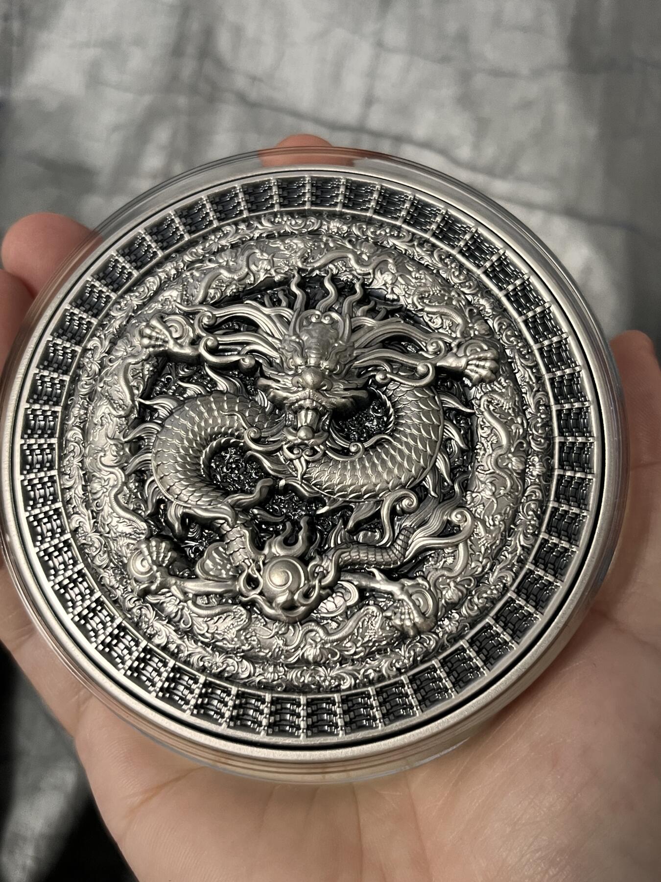 第168期拍卖【长期征集拍品】 乍得2021年曼荼罗艺术中国龙2盎司高浮雕银铜币，金属:999银+铜，重量:2盎司银+8盎司，直径:80毫米，发行：688枚