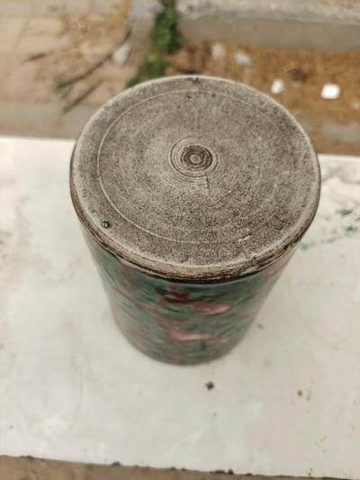 清代美人醉釉笔筒，红绿釉色搭配精美，釉面肥厚自然。高16厘米左右，口径10厘米，胎质厚实。釉色层次丰富，红绿相间，釉光柔和。品相完整无伤，适合收藏把玩。 - 清代美人醉釉笔筒，红绿釉色搭配精美，釉面肥厚自然。高16厘米左右，口径10厘米，胎质厚实。釉色层次丰富，红绿相间，釉光柔和。品相完整无伤，适合收藏把玩。