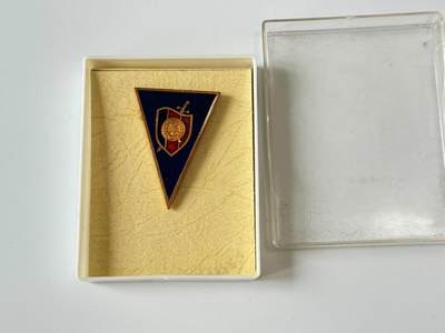 RimeNova韵星2025军品类夏季拍卖会-- RimeNova 2025 Summer Militaria Sale - 民主德国波茨坦史塔西大学在职军官培训结业校徽带盒 早期珐琅版本
