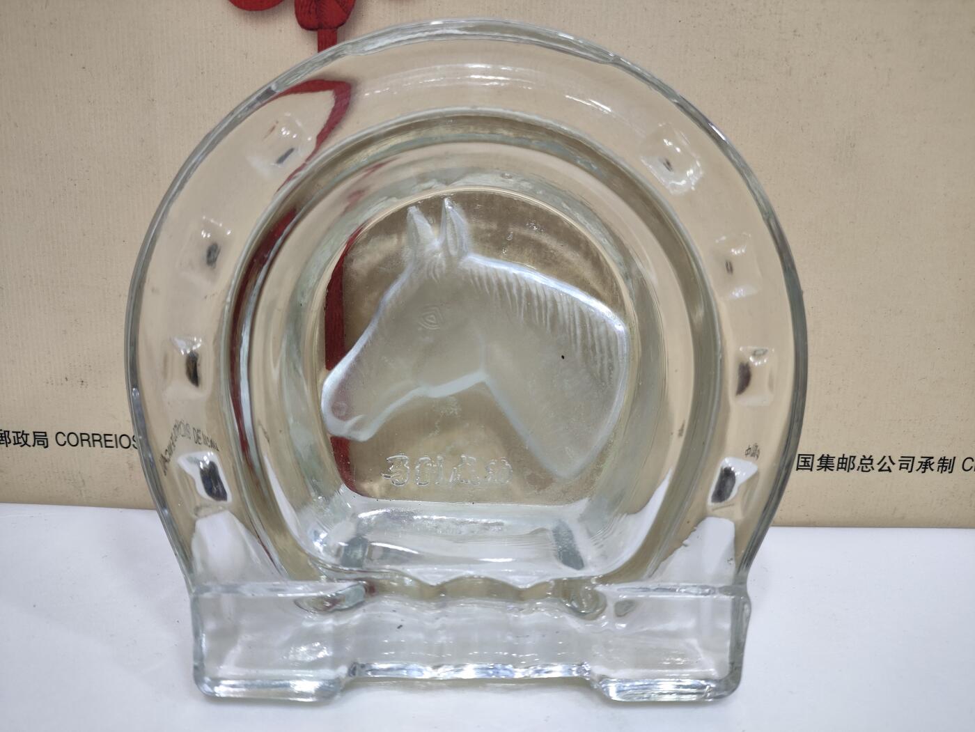 杂七杂八 马到成功浮雕立体马头图案马蹄形状 工艺水晶玻璃烟灰缸 ，直径12cm左右