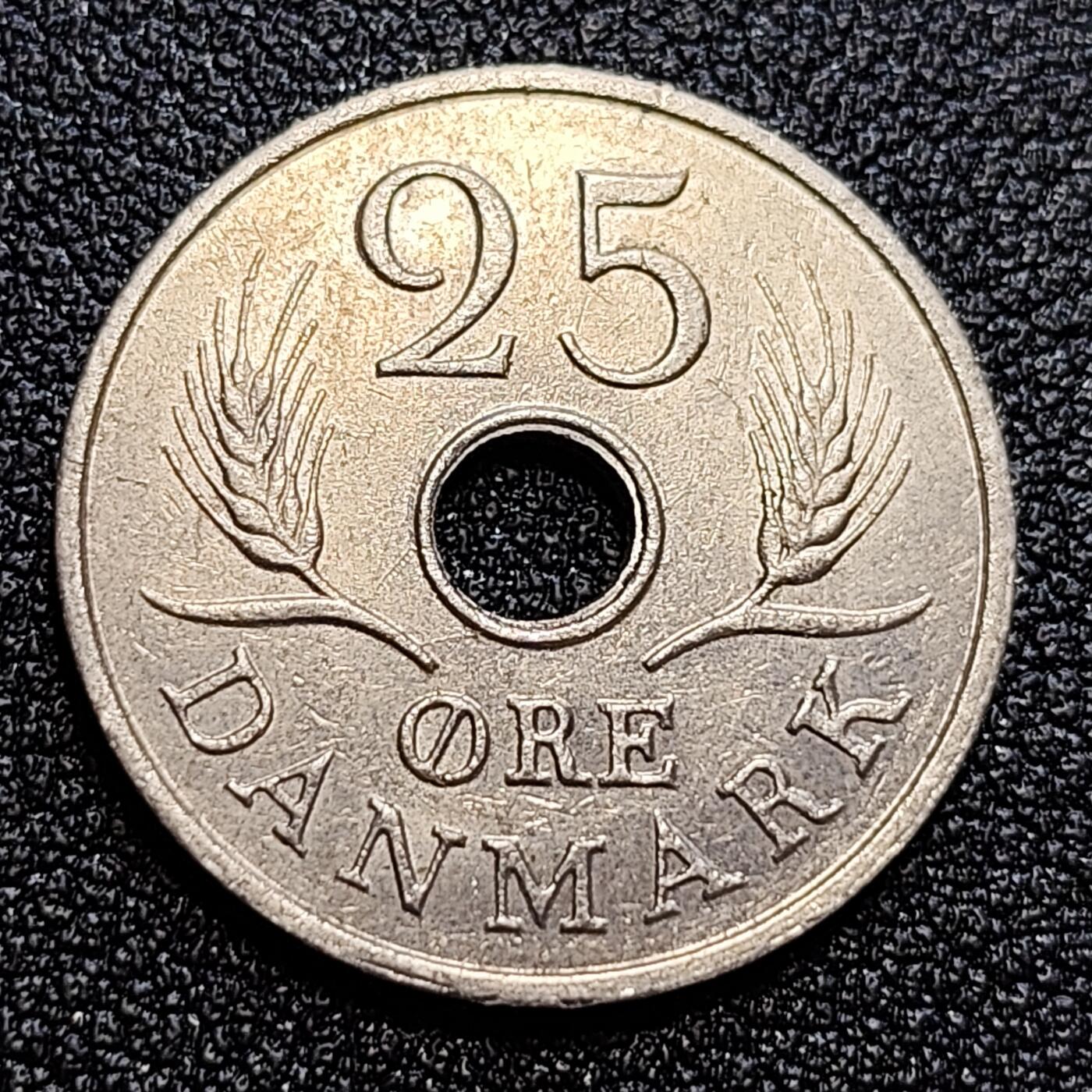泉币菌-第58场-各国老币铜币场 丹麦1967年25欧尔中孔镍币 玛格丽特二世花押 