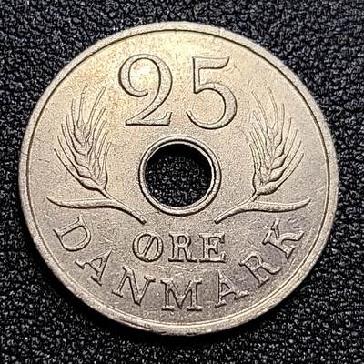 泉币菌-第58场-各国老币铜币场 - 丹麦1967年25欧尔中孔镍币 玛格丽特二世花押 