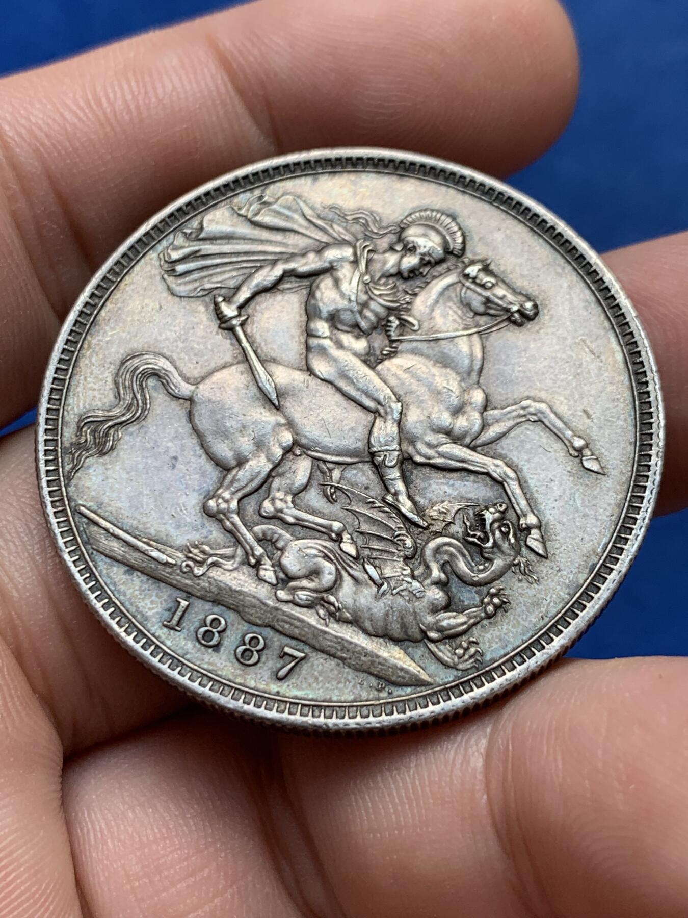 《竞宝斋》第403场 周日，周一，2场连拍 （全场包邮） 英国1887年维多利亚高冠马剑1克朗银币