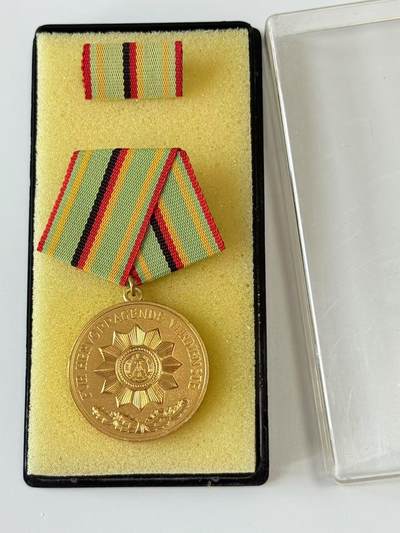 RimeNova韵星2025军品类夏季拍卖会-- RimeNova 2025 Summer Militaria Sale - 民主德国内务部武装力量金级功绩奖章带盒略