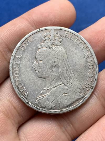 《竞宝斋》第403场 周日，周一，2场连拍 （全场包邮） - 英国 1892年 维多利亚女王高冠版马剑 1克朗银币 28克 925银