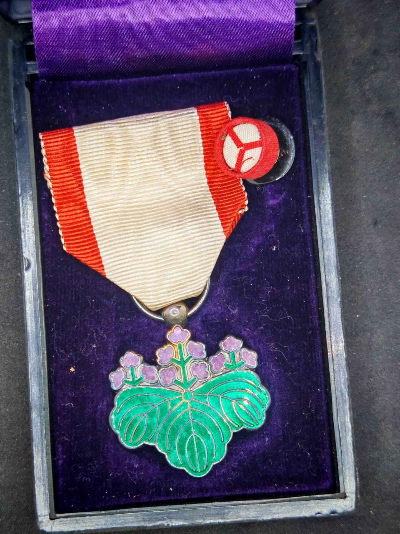凯旋世界勋赏（第15期）（欢迎送拍）（对拍品有疑问请询问客服，不接受到手刀，出价默认拍品品相。请认真阅读拍卖规则！出价默认已认可！）（收到货请录制开箱视频，无视频概不处理问题。） 单珐琅青叶带盒带略