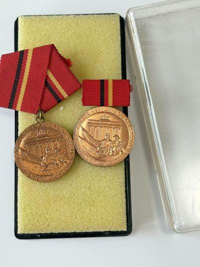 RimeNova韵星2025军品类夏季拍卖会-- RimeNova 2025 Summer Militaria Sale - 民主德国工战队铜级功绩奖章一组带盒