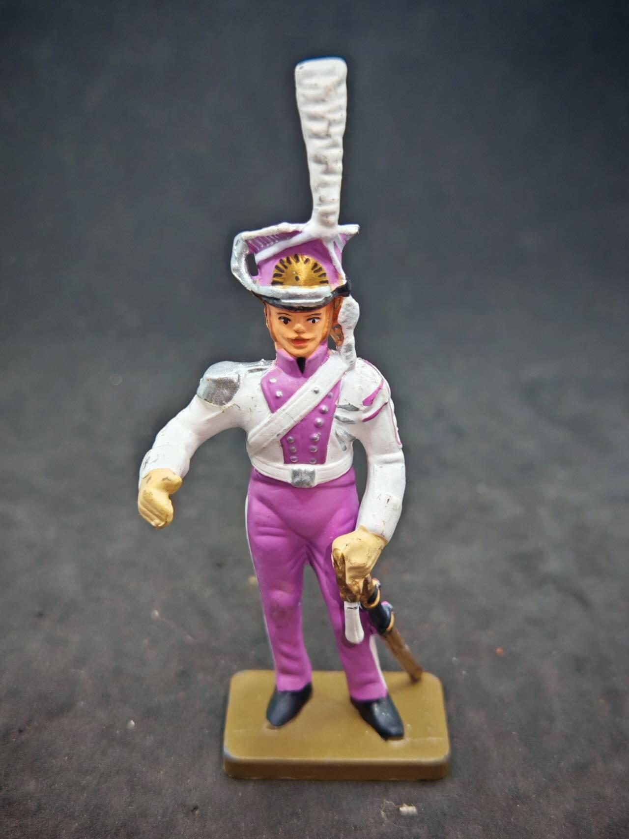 凯旋世界勋赏（第15期）（欢迎送拍）（对拍品有疑问请询问客服，不接受到手刀，出价默认拍品品相。请认真阅读拍卖规则！出价默认已认可！）（收到货请录制开箱视频，无视频概不处理问题。） “伯格轻骑兵（Chevau - léger de Berg  ，Chevau - léger 指轻骑兵，de Berg 是名称里的专属部分  ）” ，从人偶模型来看，是对应历史或虚构背景里这类轻骑兵形象的模型标识 。