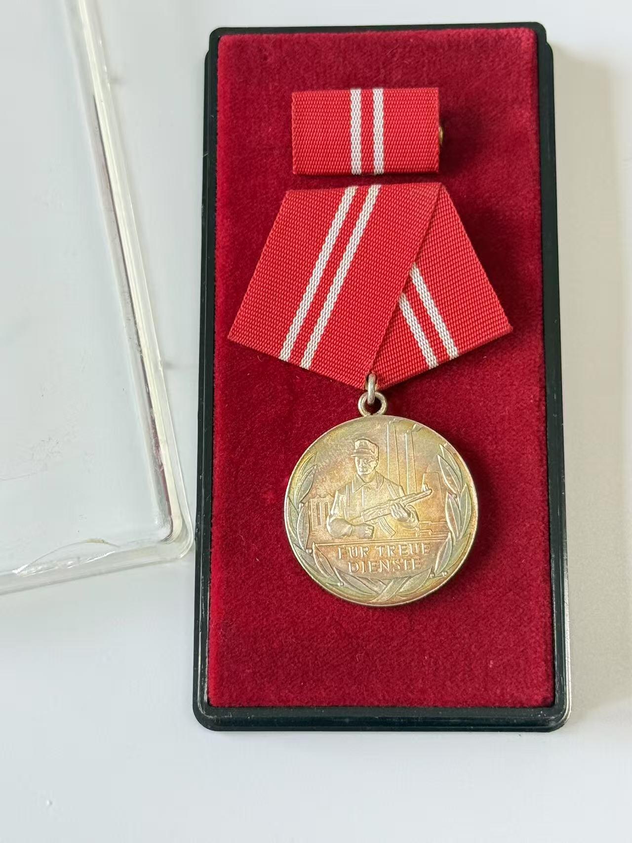 RimeNova韵星2025军品类夏季拍卖会-- RimeNova 2025 Summer Militaria Sale 民主德国工战队银级忠诚服役奖章带盒略