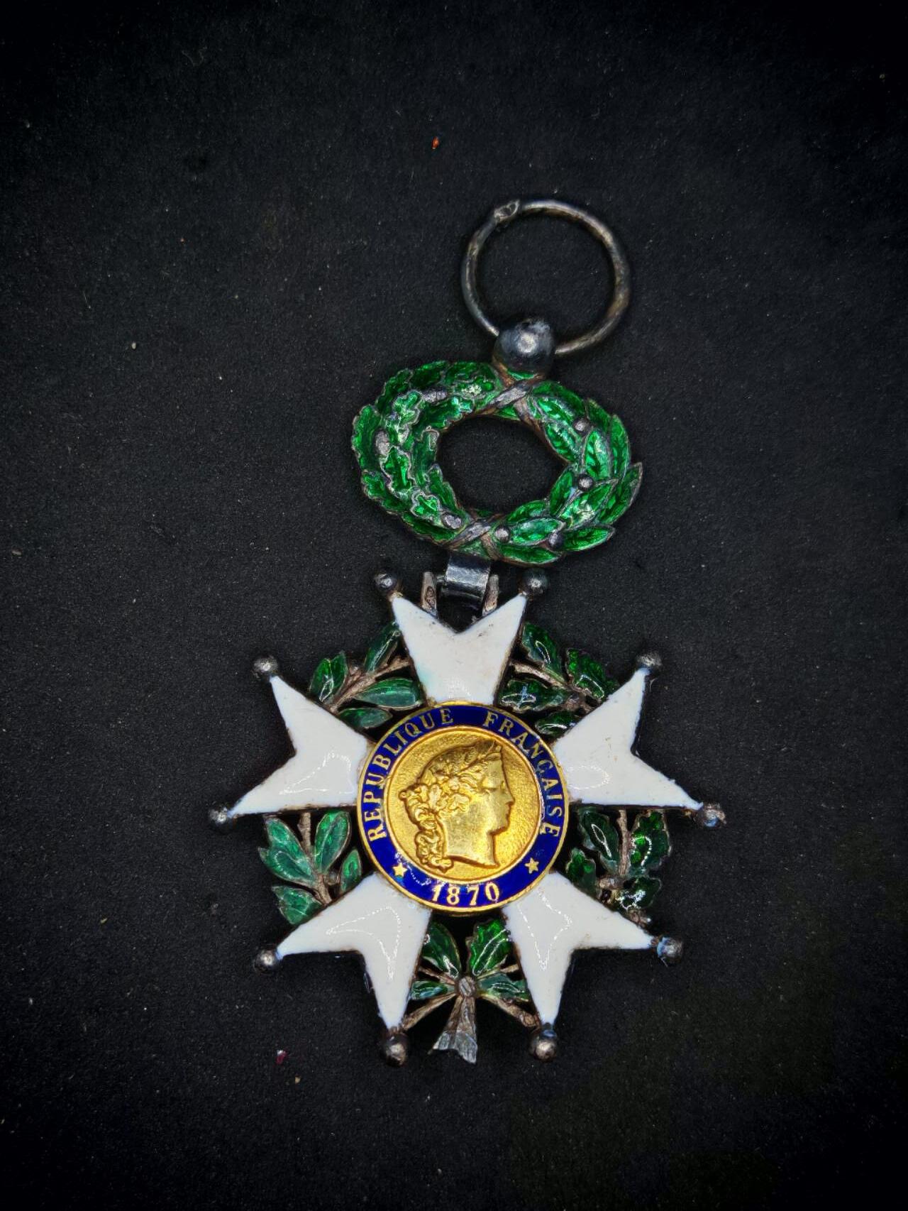 凯旋世界勋赏（第15期）（欢迎送拍）（对拍品有疑问请询问客服，不接受到手刀，出价默认拍品品相。请认真阅读拍卖规则！出价默认已认可！）（收到货请录制开箱视频，无视频概不处理问题。） 法国荣誉军团勋章勋章核心金制，打金银合标21.9g
