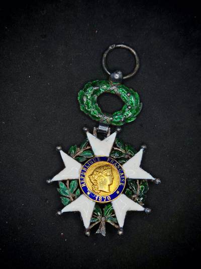 凯旋世界勋赏（第15期）（欢迎送拍）（对拍品有疑问请询问客服，不接受到手刀，出价默认拍品品相。请认真阅读拍卖规则！出价默认已认可！）（收到货请录制开箱视频，无视频概不处理问题。） - 法国荣誉军团勋章勋章核心金制，打金银合标21.9g