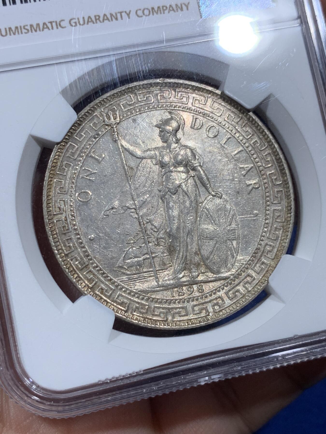 《竞宝斋》第403场 周日，周一，2场连拍 （全场包邮） NGC MS62 英国 1898B 站人 壹圆银币 深打带光