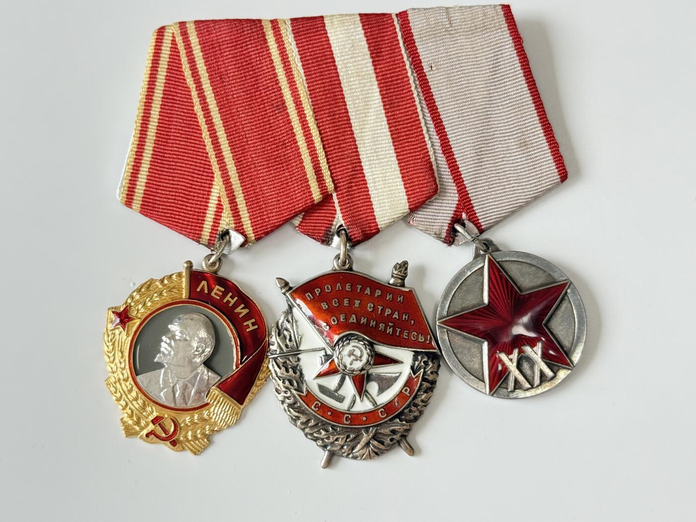 RimeNova韵星2025军品类夏季拍卖会-- RimeNova 2025 Summer Militaria Sale 列宁勋章三联排（锅盖版列宁勋章➕红旗勋章➕苏联建军20周年奖章）带证