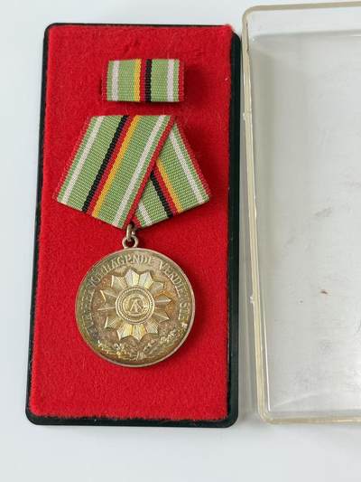 RimeNova韵星2025军品类夏季拍卖会-- RimeNova 2025 Summer Militaria Sale - 民主德国内务部武装力量银级功绩奖章带盒略