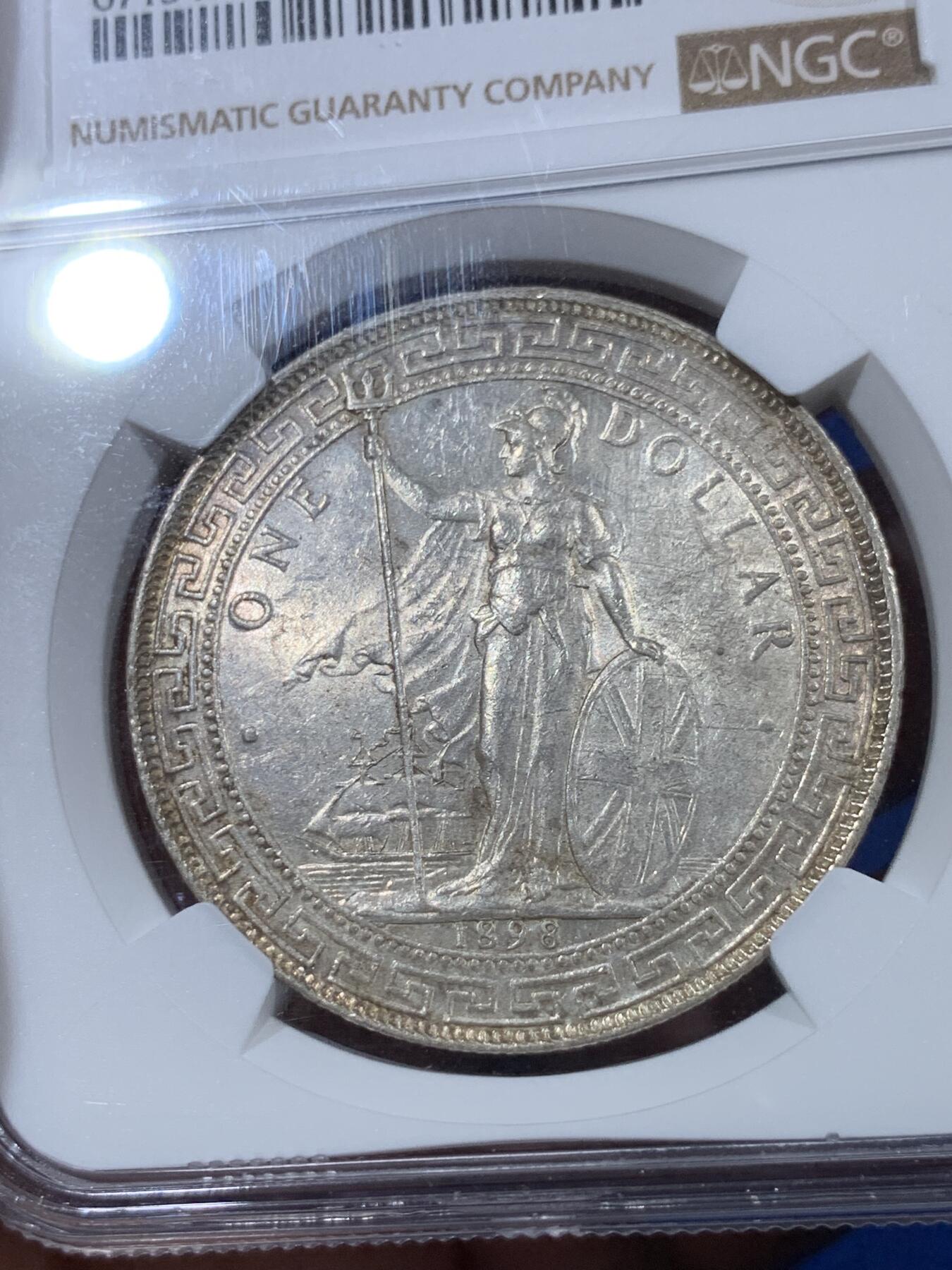 《竞宝斋》第403场 周日，周一，2场连拍 （全场包邮） NGC MS62 英国 1898B 站人 壹圆银币 深打带光