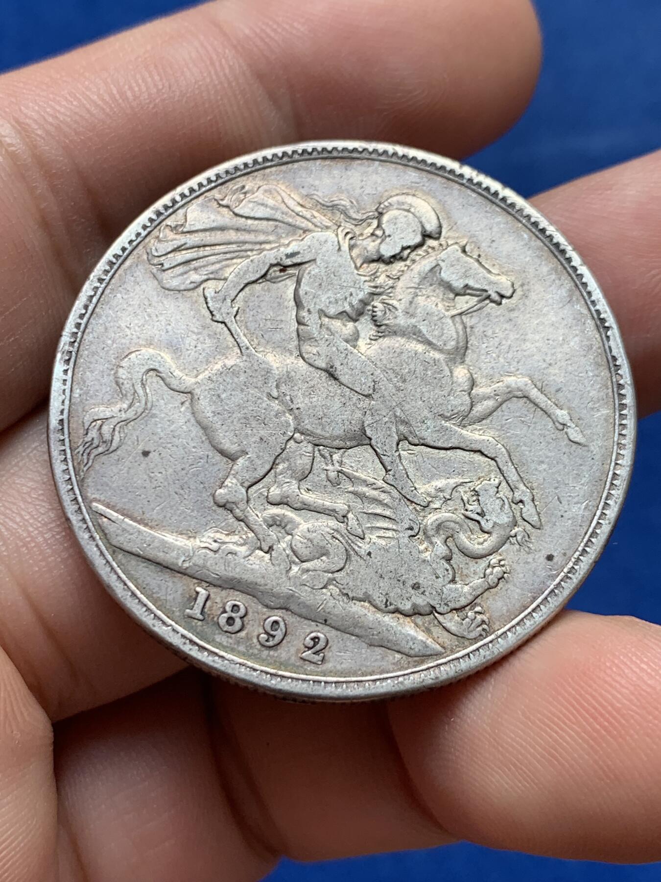 《竞宝斋》第403场 周日，周一，2场连拍 （全场包邮） 英国 1892年 维多利亚女王高冠版马剑 1克朗银币 28克 925银
