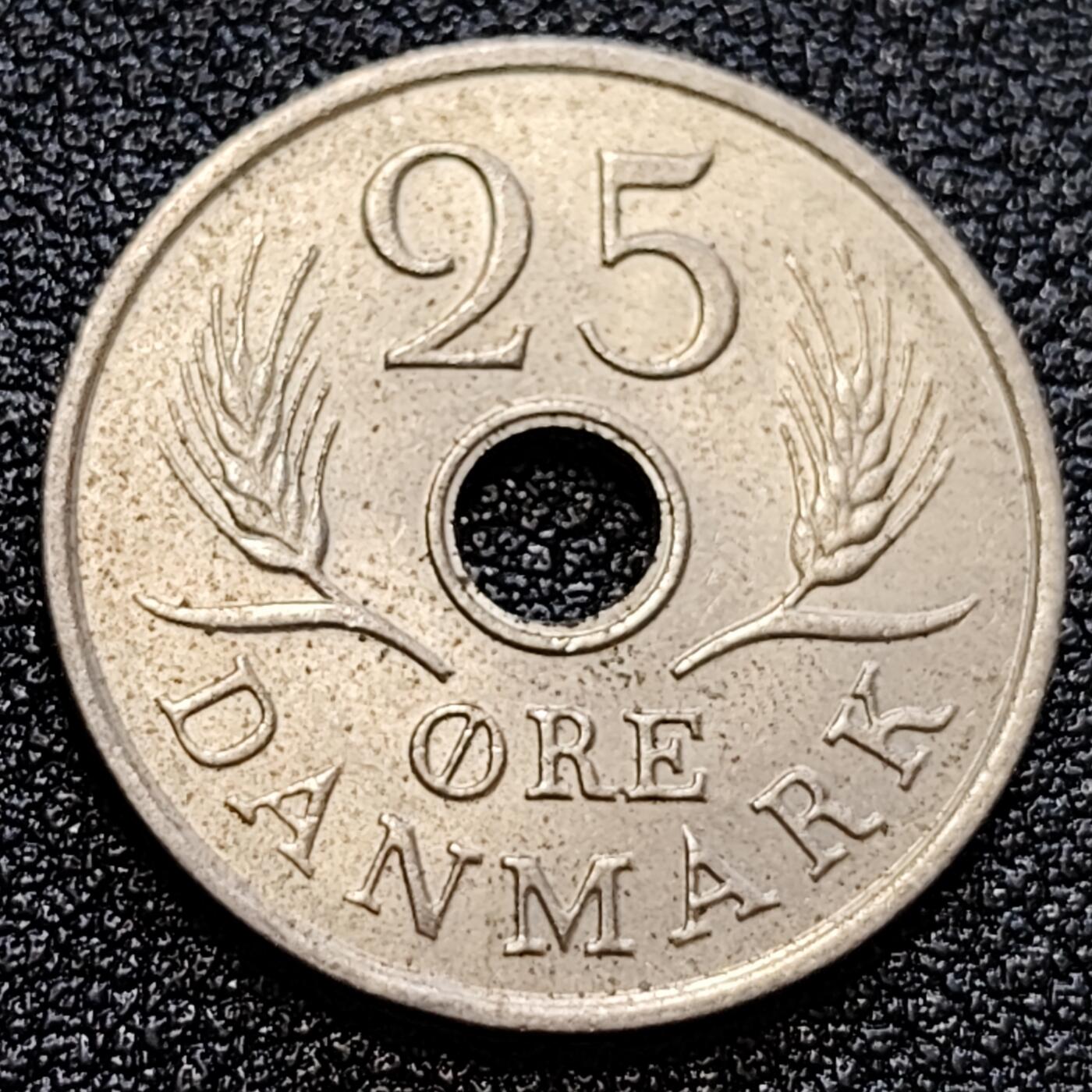 泉币菌-第59场-各国老币铜币场 丹麦1970年25欧尔中孔镍币 玛格丽特二世花押  丹麦