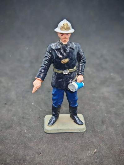 凯旋世界勋赏（第15期）（欢迎送拍）（对拍品有疑问请询问客服，不接受到手刀，出价默认拍品品相。请认真阅读拍卖规则！出价默认已认可！）（收到货请录制开箱视频，无视频概不处理问题。） - 消防员人偶