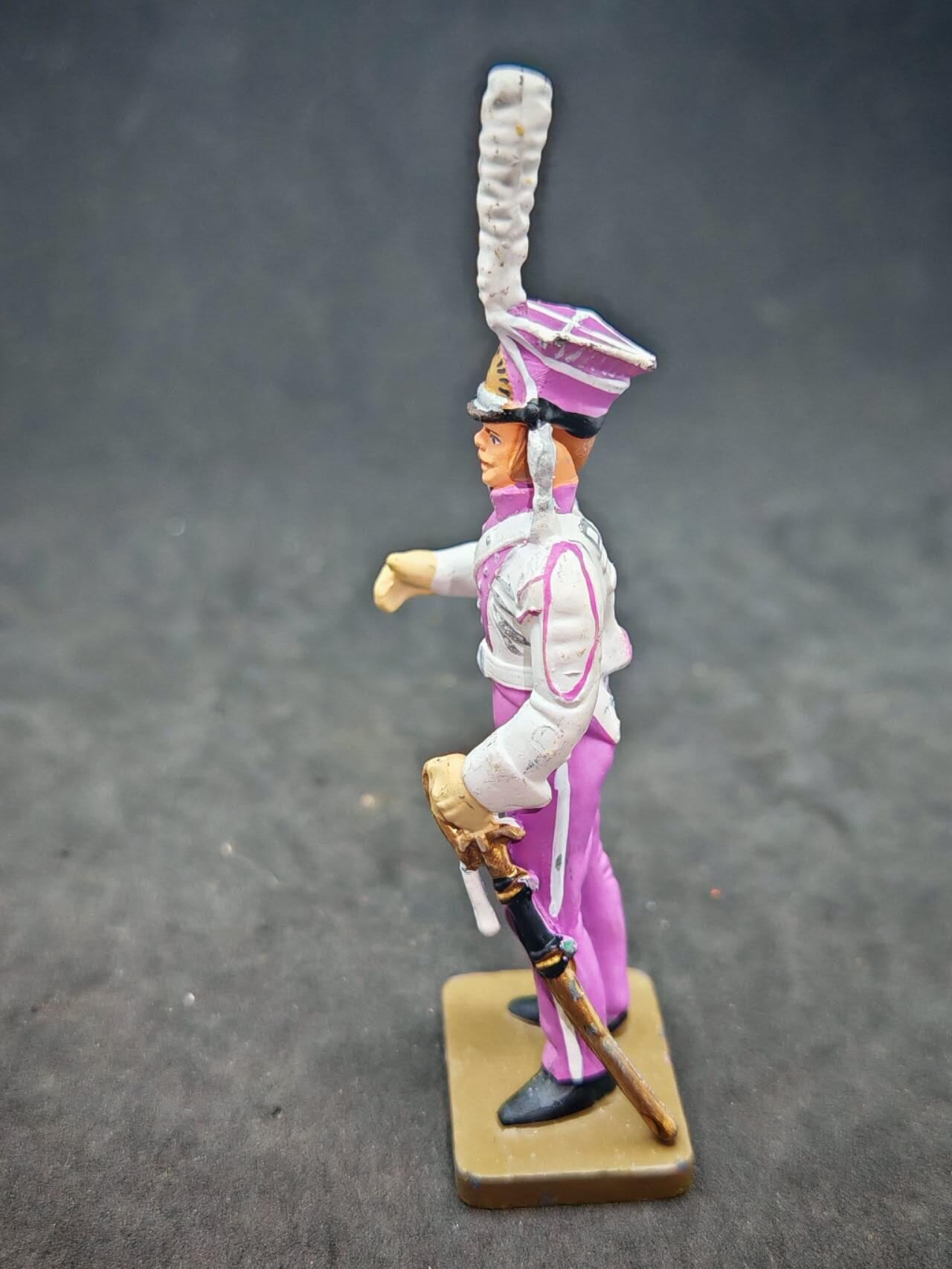 凯旋世界勋赏（第15期）（欢迎送拍）（对拍品有疑问请询问客服，不接受到手刀，出价默认拍品品相。请认真阅读拍卖规则！出价默认已认可！）（收到货请录制开箱视频，无视频概不处理问题。） “伯格轻骑兵（Chevau - léger de Berg  ，Chevau - léger 指轻骑兵，de Berg 是名称里的专属部分  ）” ，从人偶模型来看，是对应历史或虚构背景里这类轻骑兵形象的模型标识 。