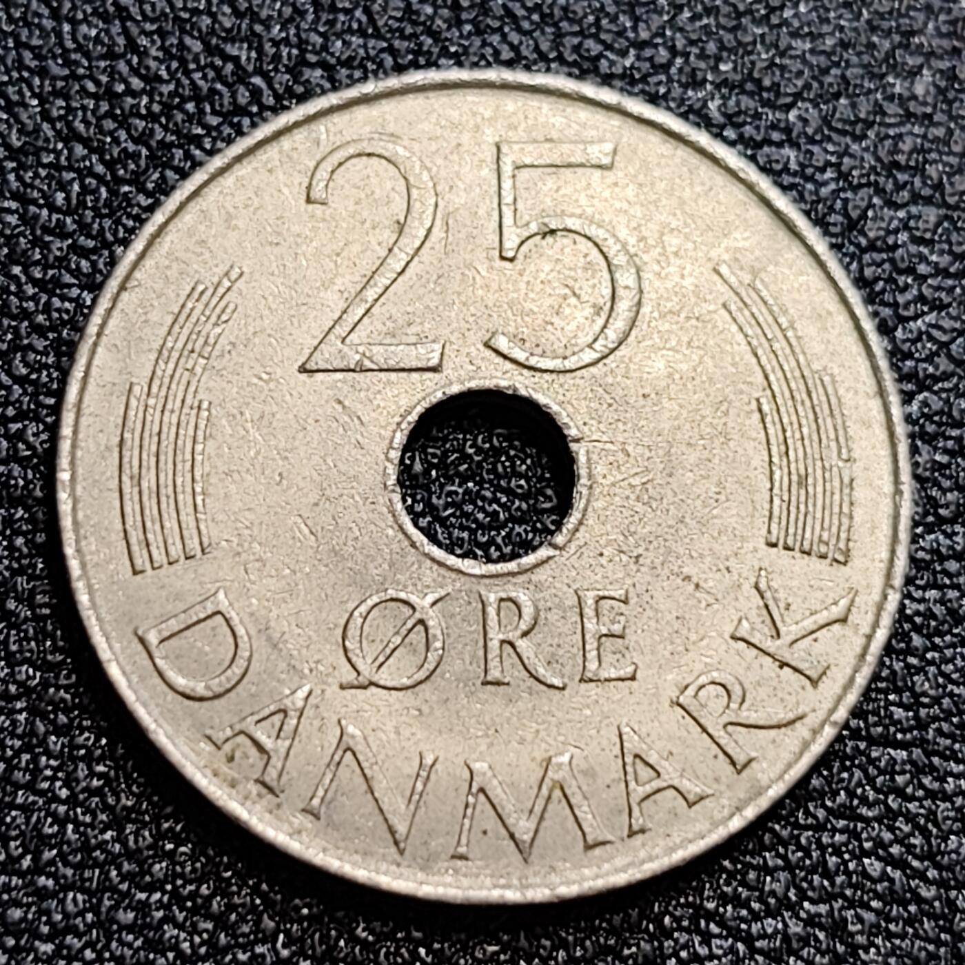 泉币菌-第58场-各国老币铜币场 丹麦1979年25欧尔中孔镍币 玛格丽特二世花押 