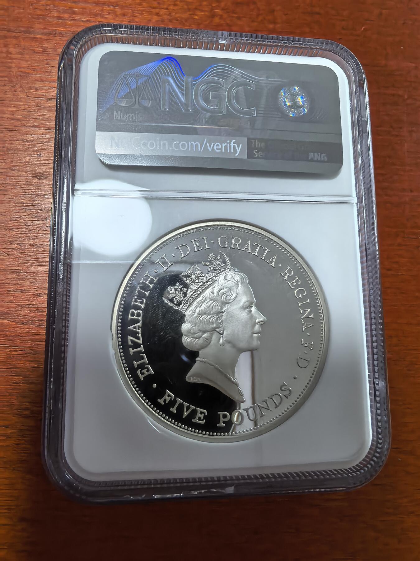 长老汇蛇年精选第二十八场拍卖 英国伊丽莎白二世加冕六十周年纪念5英镑加厚精制银币，56.56克925银， NGC PF68UC，加厚盒，85-97头像，裸币1500元