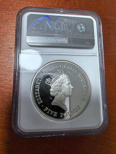 长老汇蛇年精选第二十八场拍卖 英国伊丽莎白二世加冕六十周年纪念5英镑加厚精制银币，56.56克925银， NGC PF68UC，加厚盒，85-97头像，裸币1500元