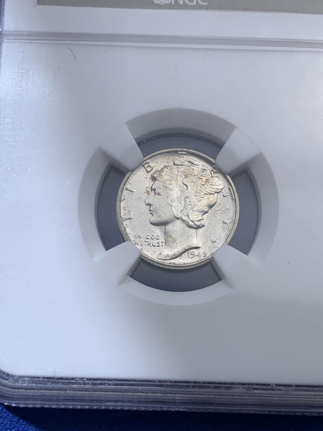 《竞宝斋》第404场 周日，周一，2场连拍 （全场包邮） NGC MS66 美国1945年小飞人10分银币 盒子上沿有磕